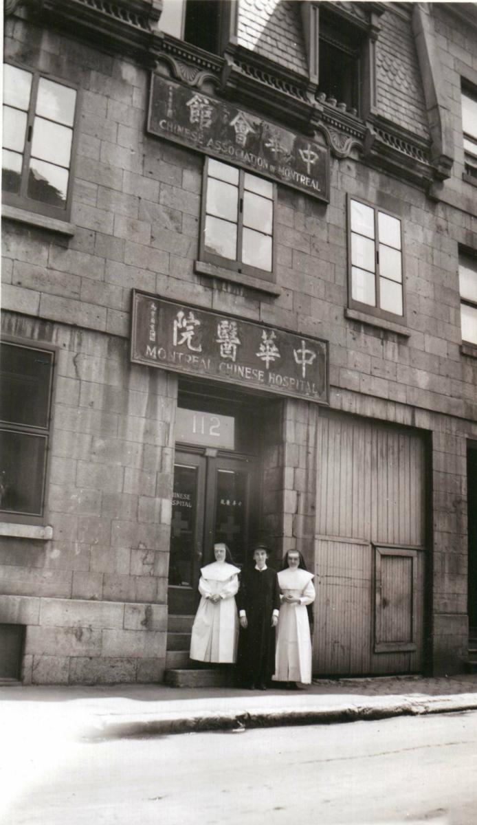 Deux religieuses posent devant la façade du nouveau local de l'hôpital chinois, 1920, Archives des Sœurs Missionnaires de l’Immaculée-Conception.